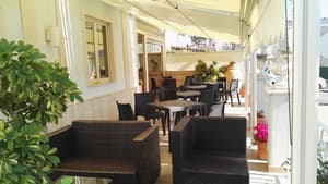 thumbnail: Outdoor dining