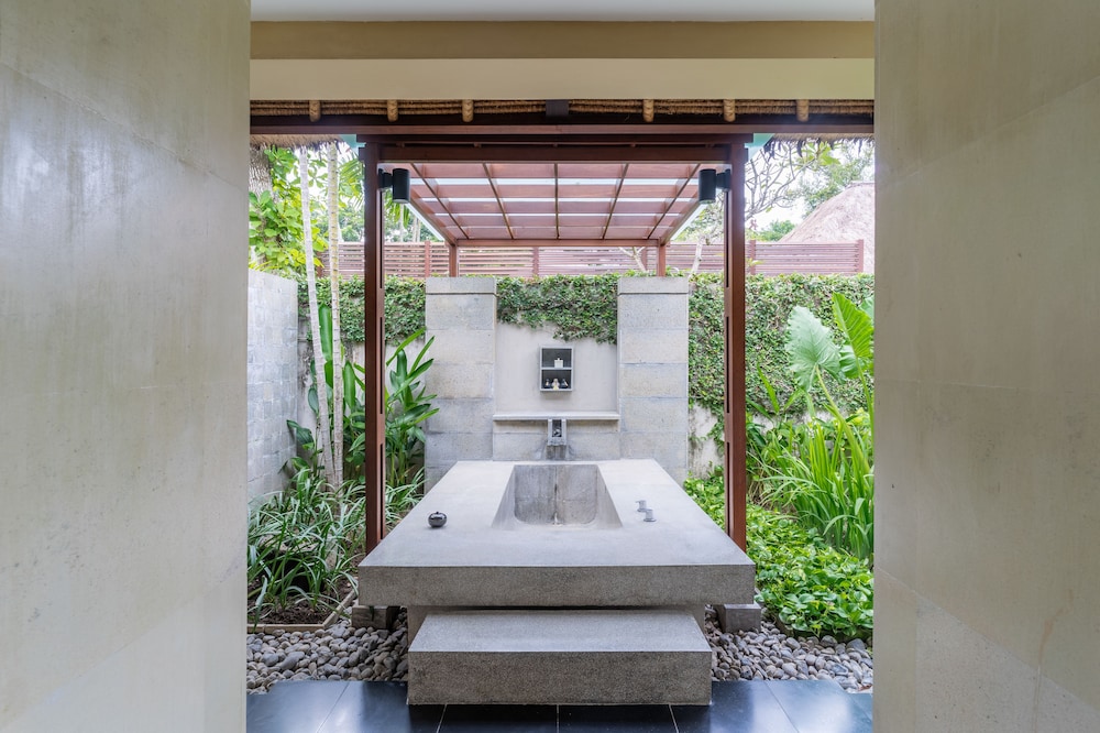 Deep soaking bathtub