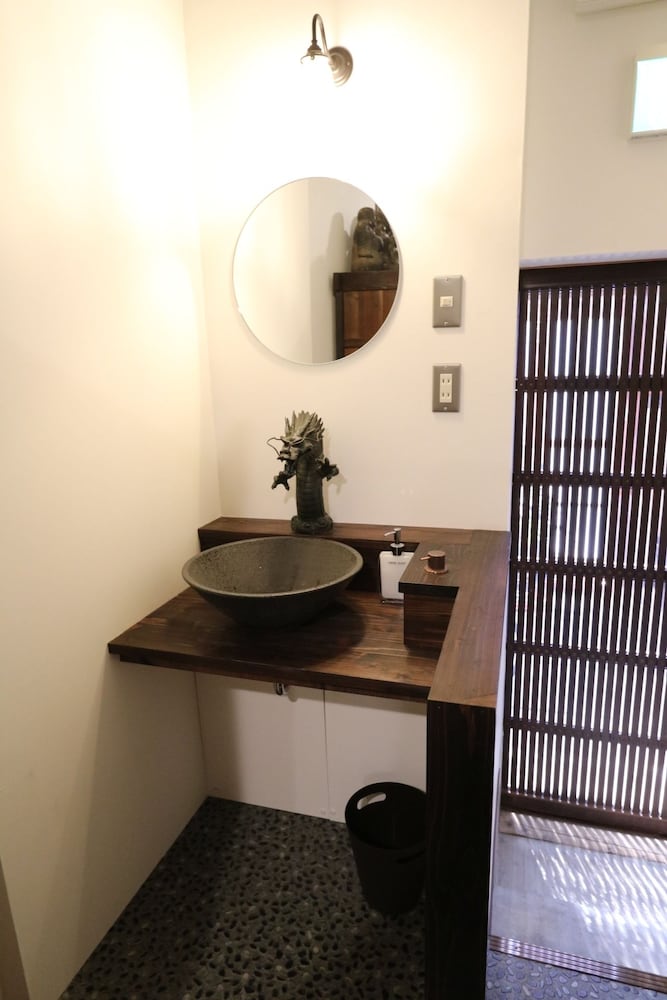 Bathroom sink