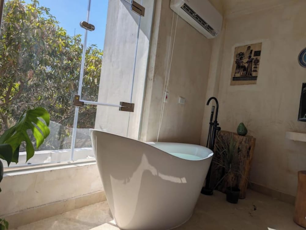 Private spa tub