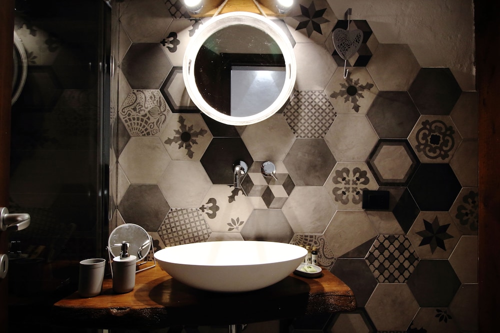 Bathroom sink