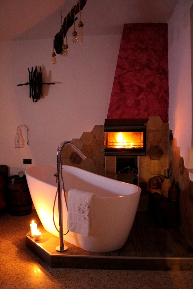 Deep soaking bathtub