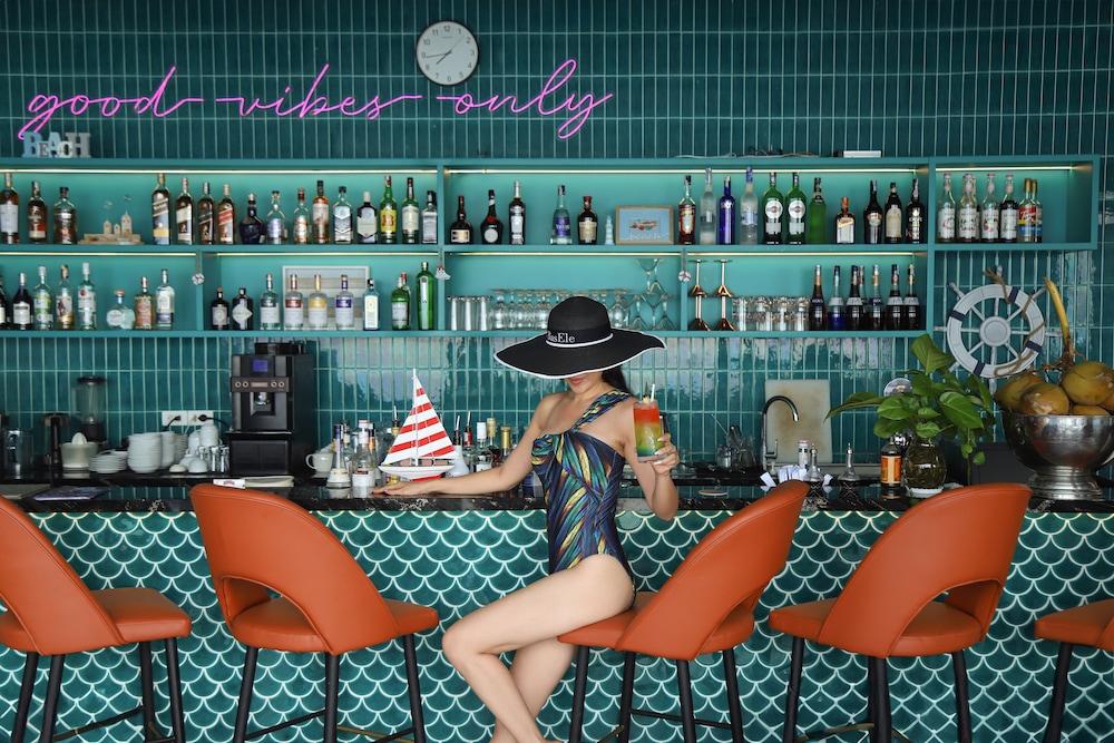 Poolside bar