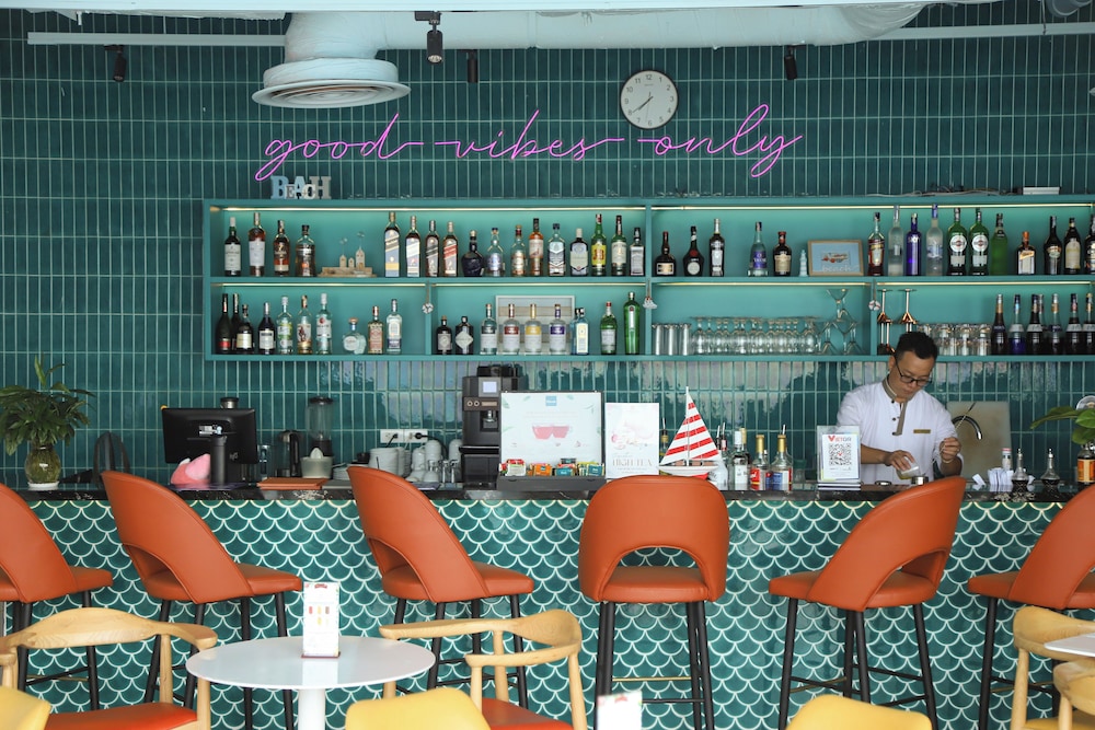 Poolside bar