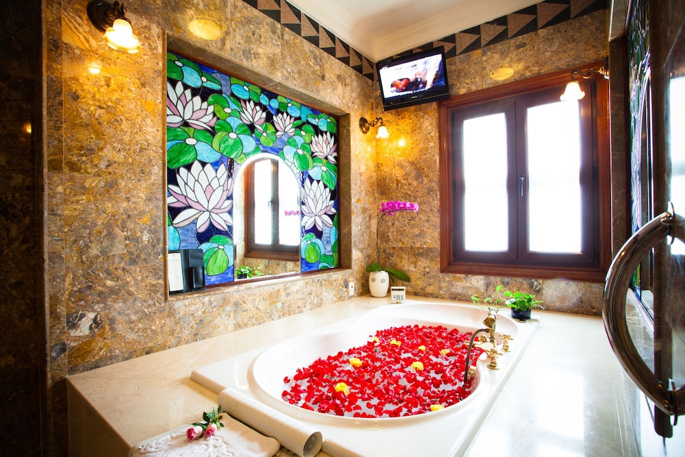 Deep soaking bathtub