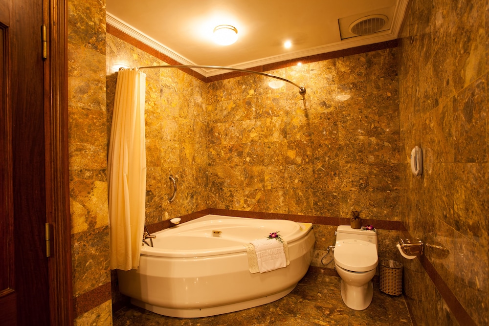 Deep soaking bathtub