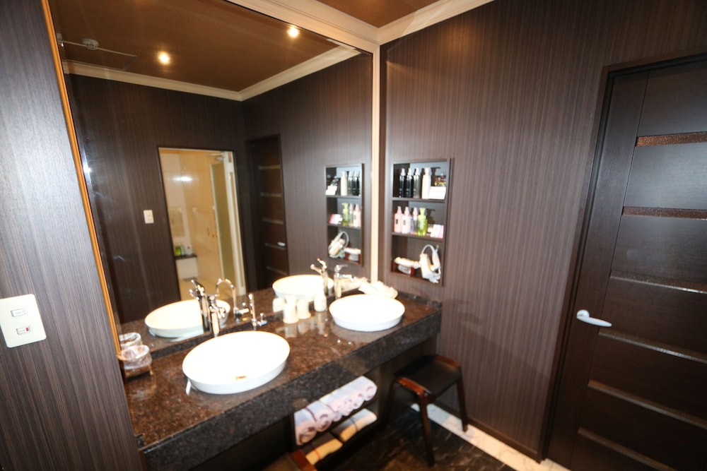 Bathroom sink
