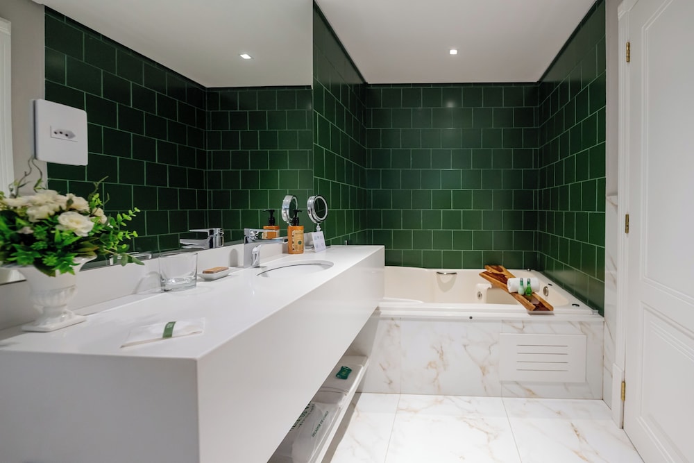 Jetted tub