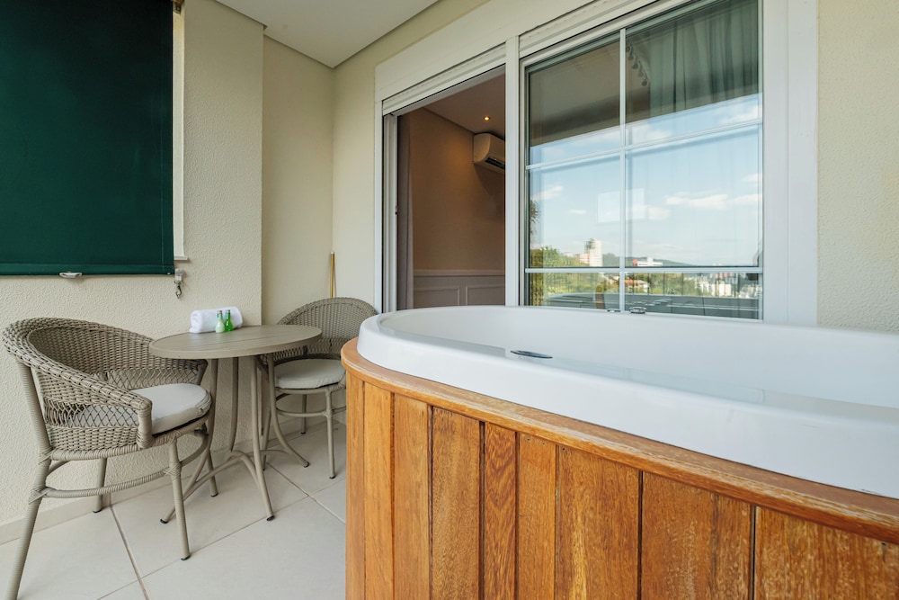 Private spa tub
