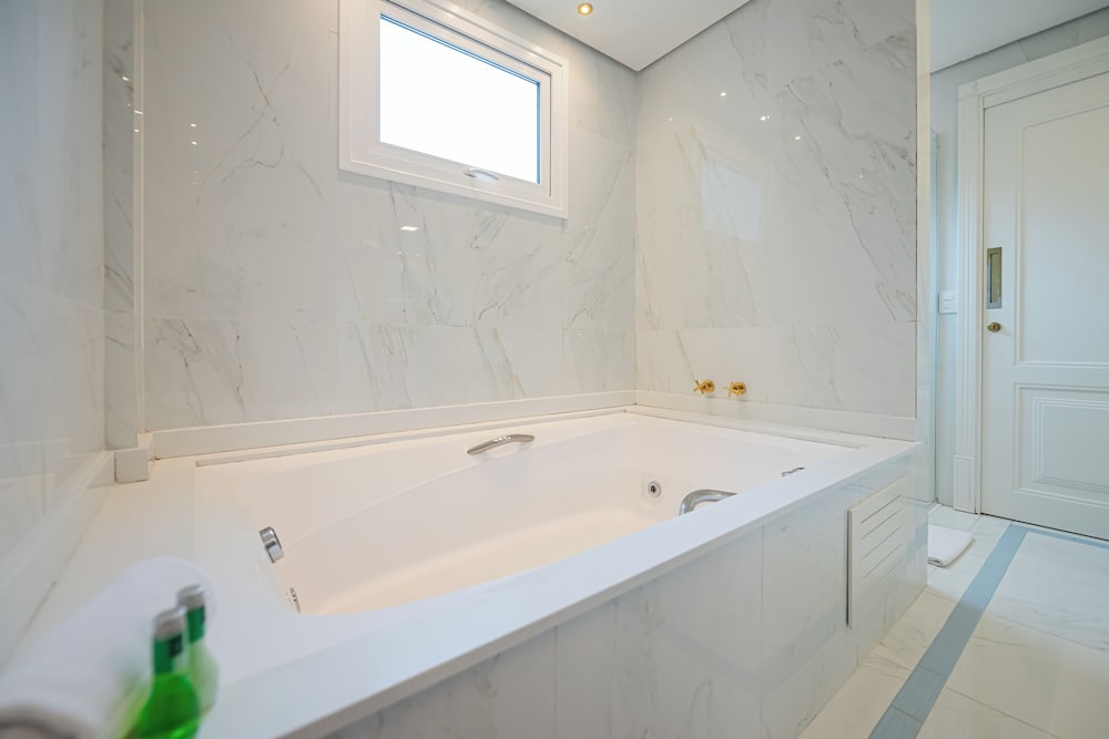 Private spa tub