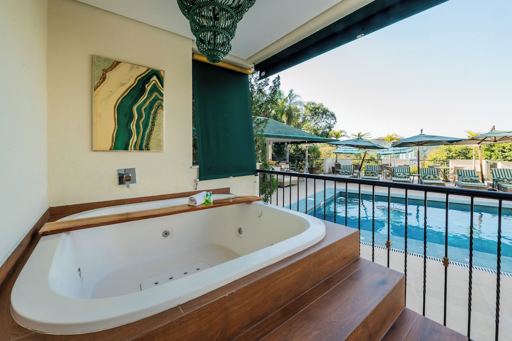Private spa tub
