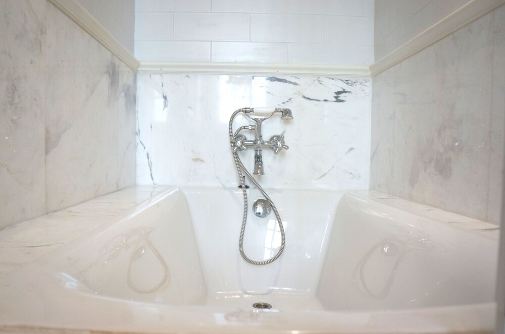 Deep soaking bathtub