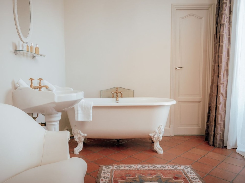 Deep soaking bathtub