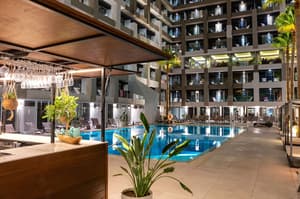 thumbnail: Swim-up bar