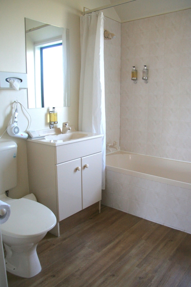 Deep soaking bathtub