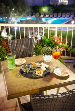 thumbnail: Poolside bar