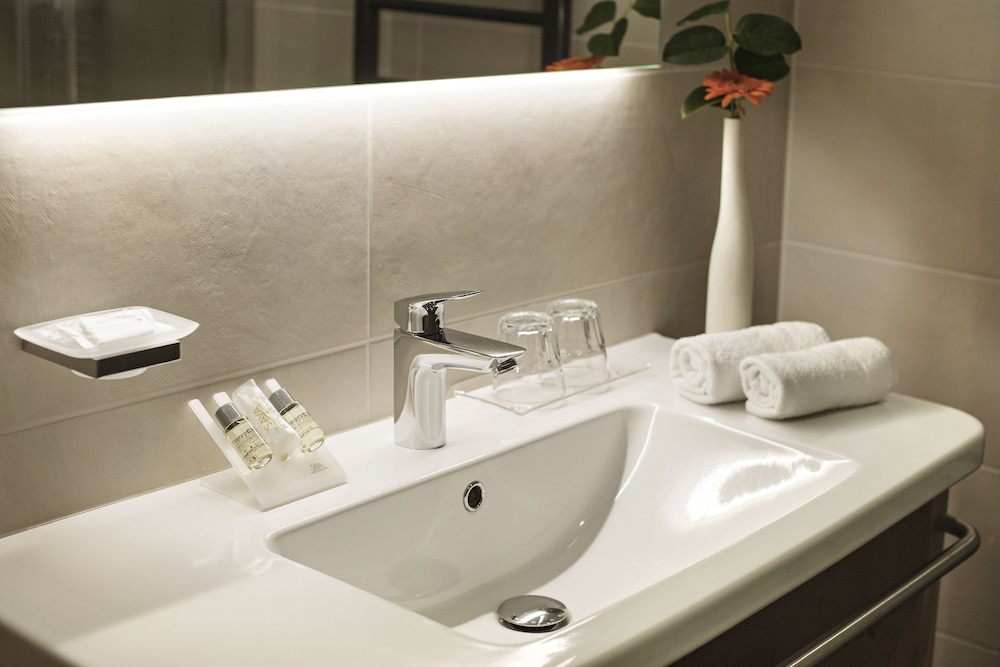 Bathroom sink