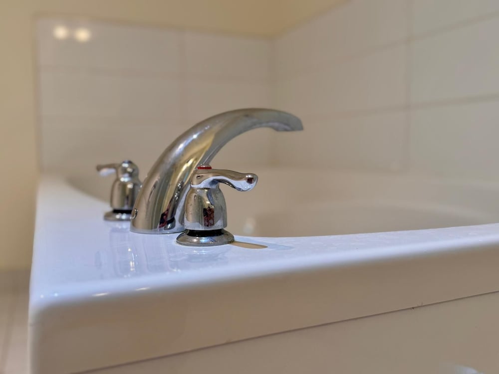 Deep soaking bathtub