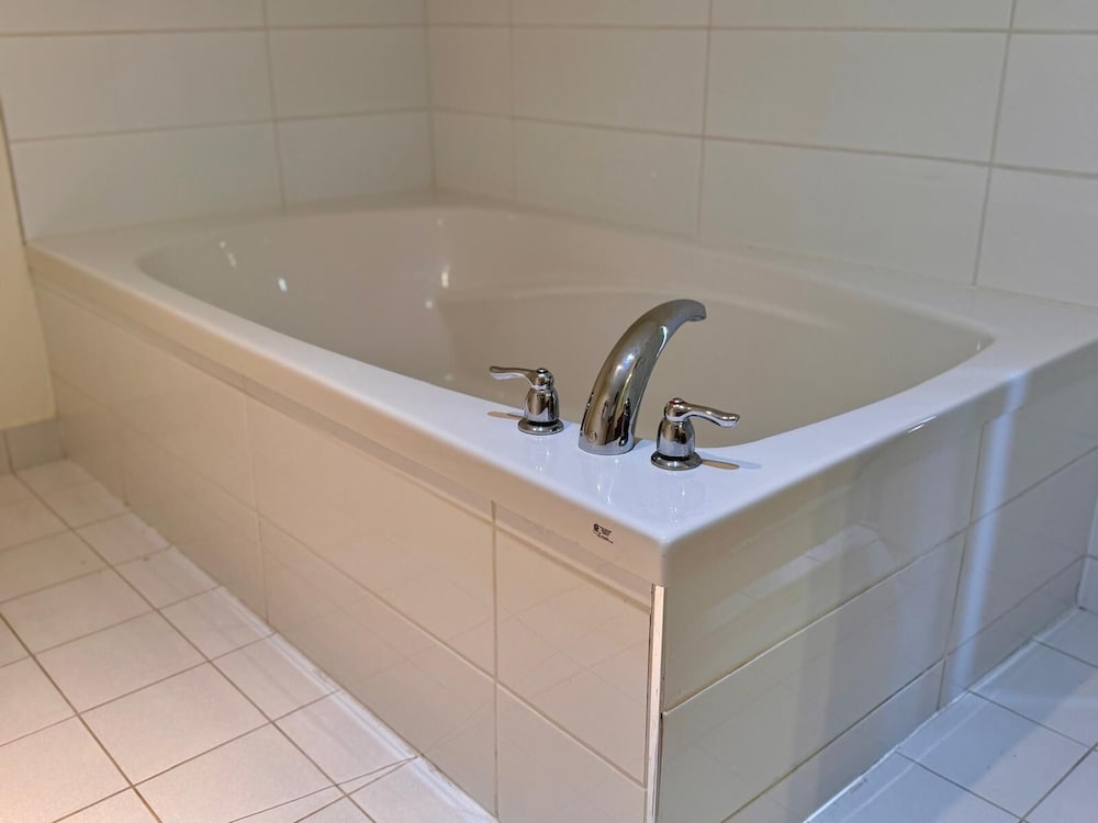 Deep soaking bathtub