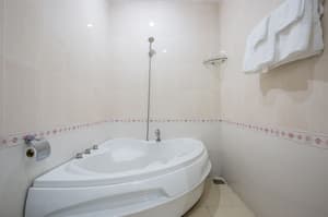thumbnail: Deep soaking bathtub