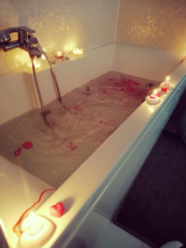 Deep soaking bathtub
