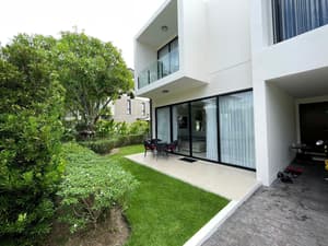 thumbnail: Front of property