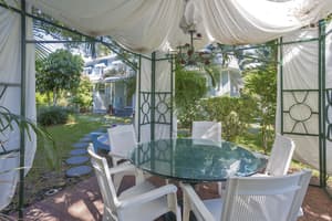 thumbnail: Outdoor dining