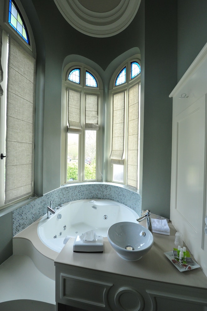 Jetted tub