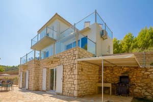 thumbnail: Front of property