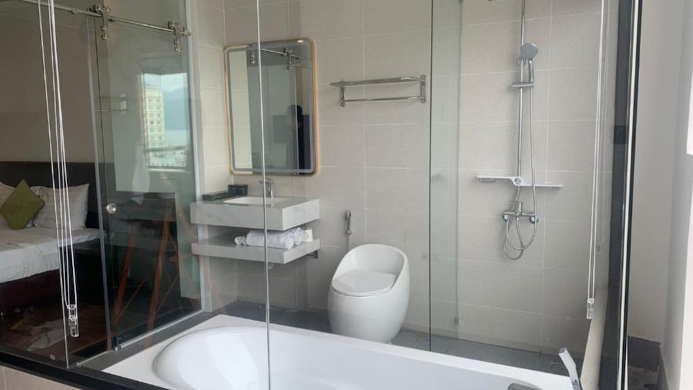 Deep soaking bathtub