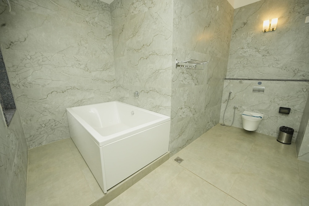 Deep soaking bathtub