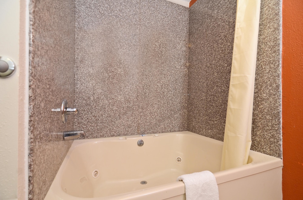 Jetted tub