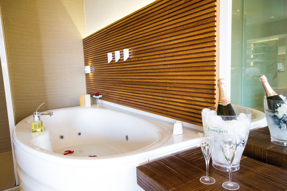 Deep soaking bathtub