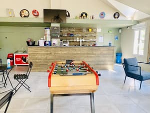 thumbnail: Bar (on property)