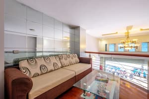 thumbnail: Lobby sitting area