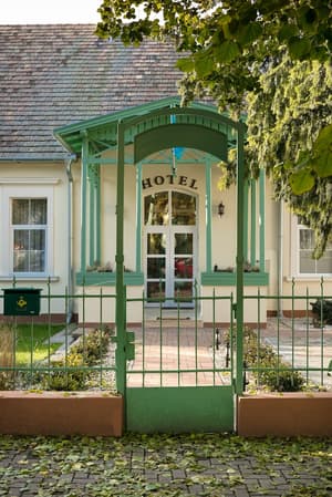 thumbnail: Front of property
