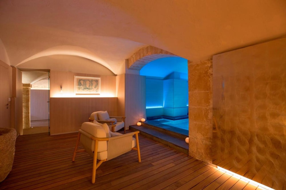 Indoor spa tub
