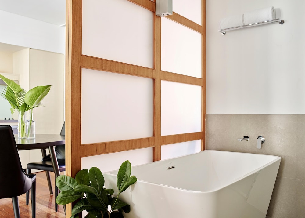 Deep soaking bathtub