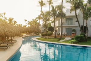 thumbnail: Poolside bar