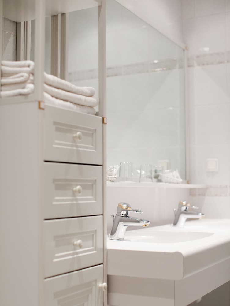 Bathroom sink