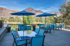 Riverland Inn & Suites