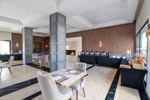 thumbnail: Bar (on property)
