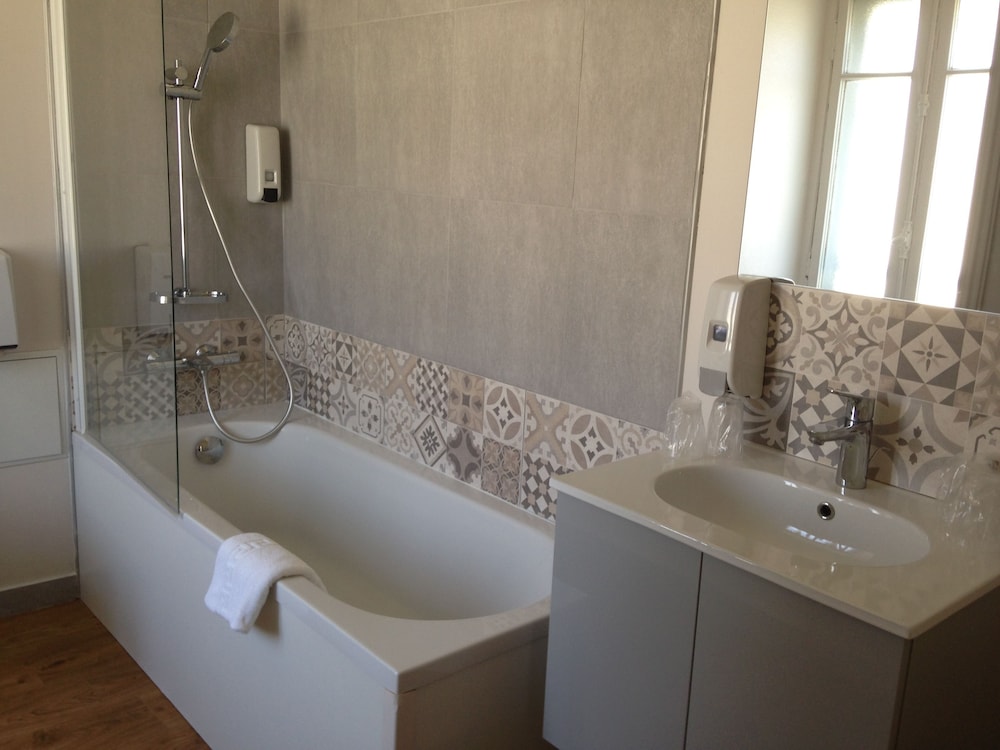 Deep soaking bathtub