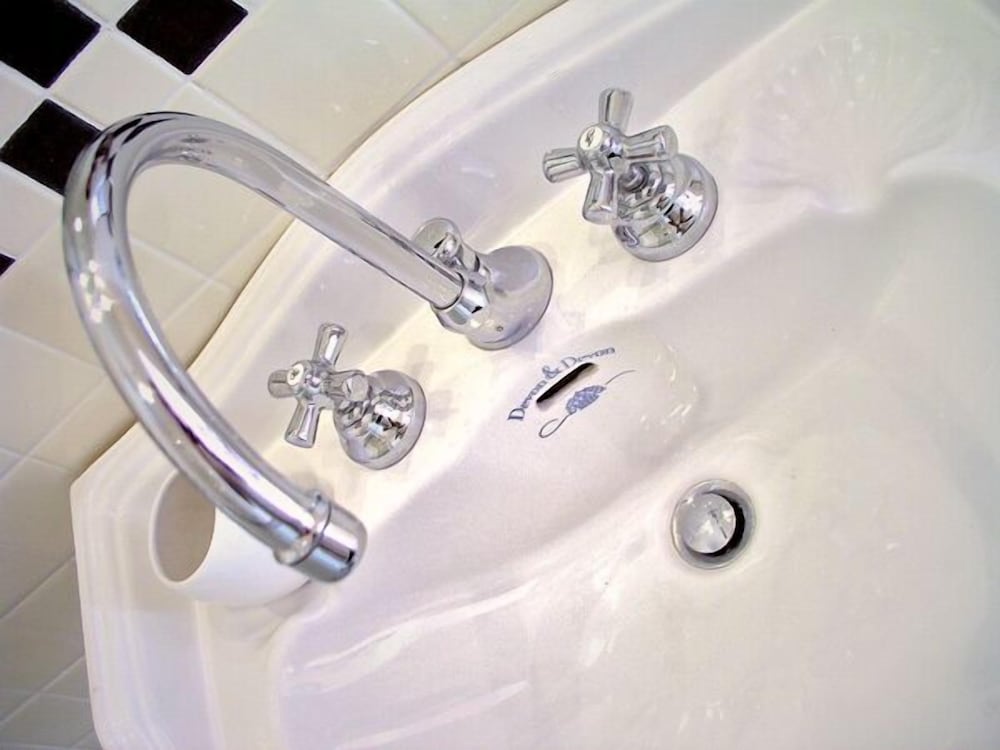 Bathroom sink