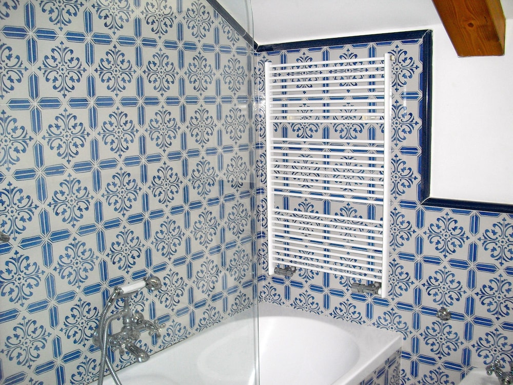 Deep soaking bathtub