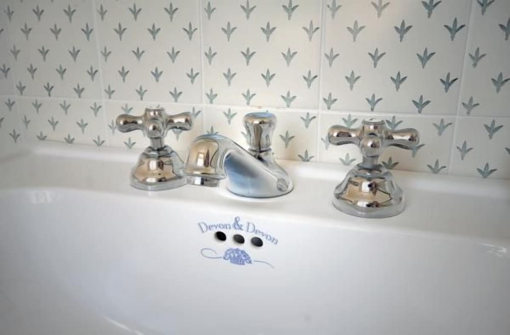 Deep soaking bathtub