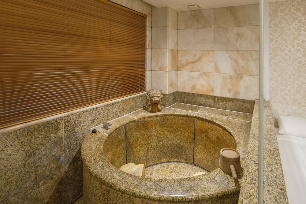 Deep soaking bathtub