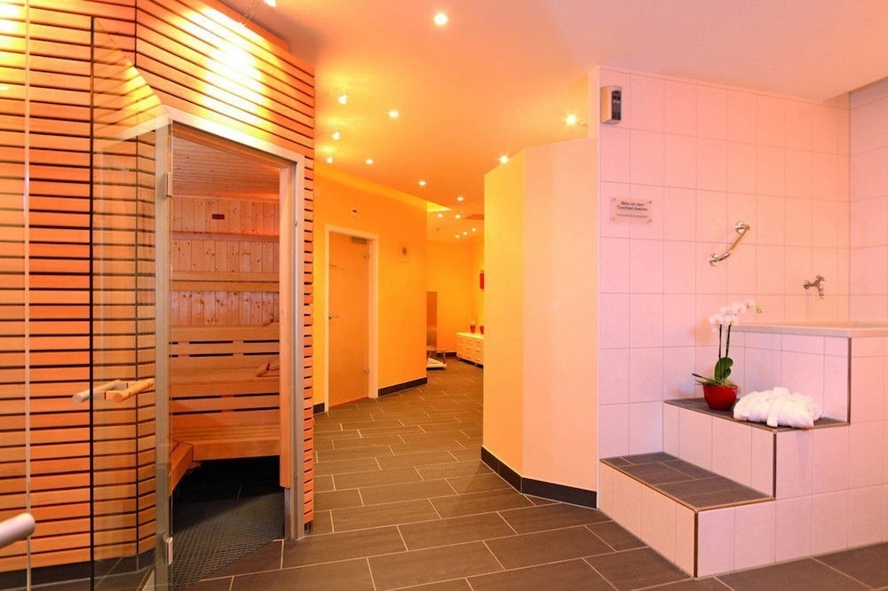 Swimming pool-spa