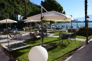 thumbnail: Outdoor dining