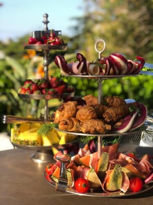 thumbnail: Outdoor dining